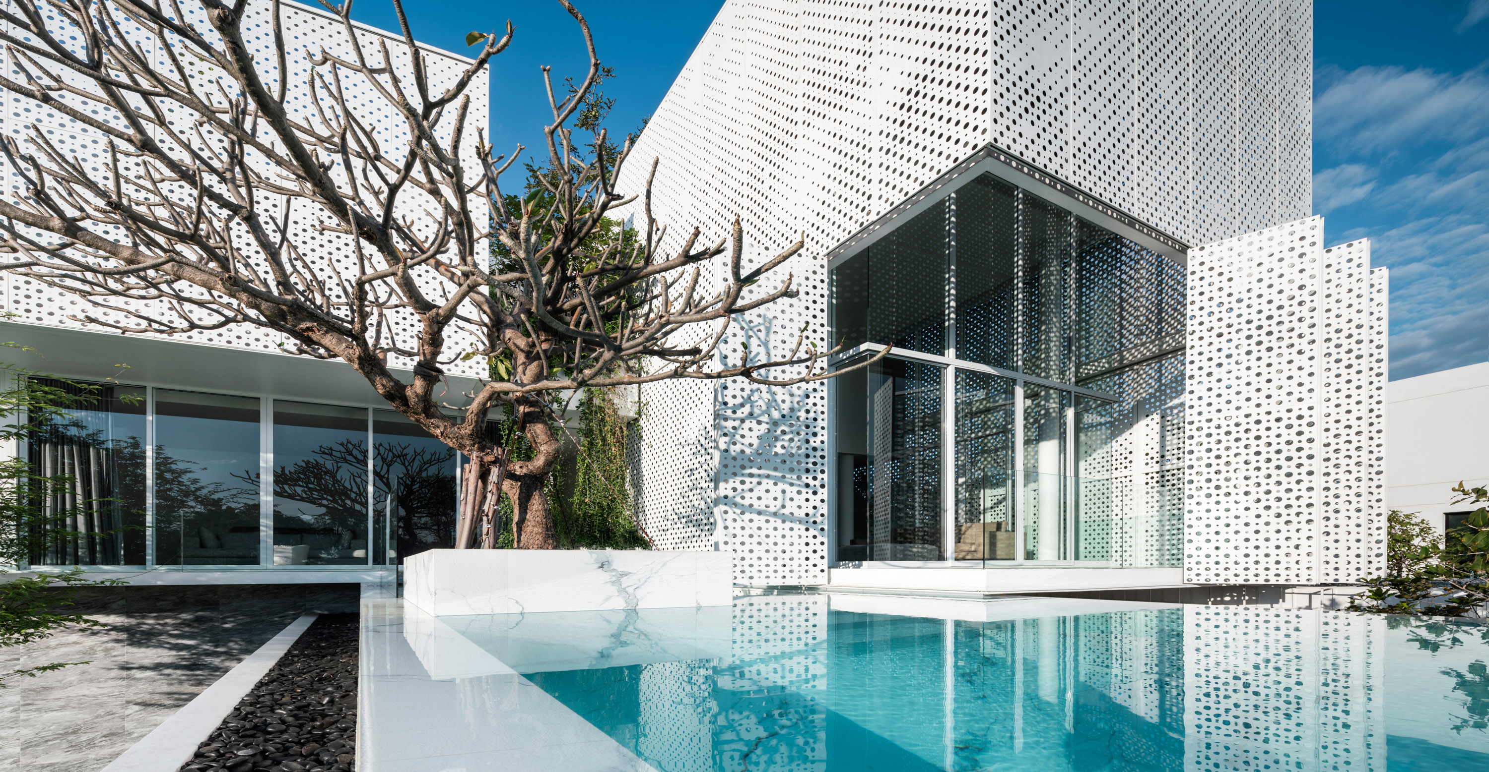 ขับกล่อม 4 ประสาทสัมผัส ด้วยเสน่ห์ของแสงและเงาผ่านบ้าน Shade House ...