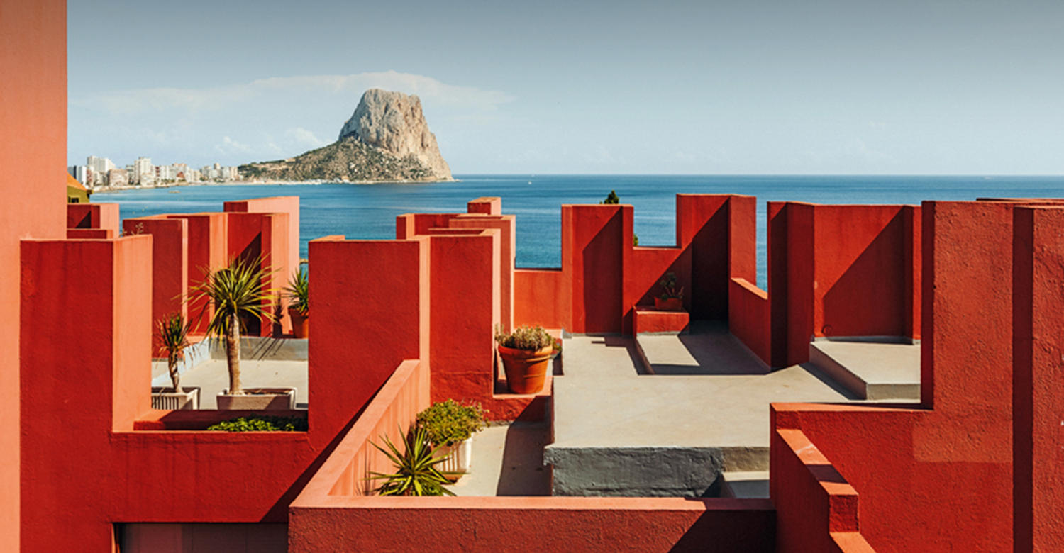 La Muralla Roja อพาร์ทเมนท์สีแดง ที่ Ricardo Bofill เริ่มต้นความคิดจากป้อมปราการในแอฟริกาเหนือ