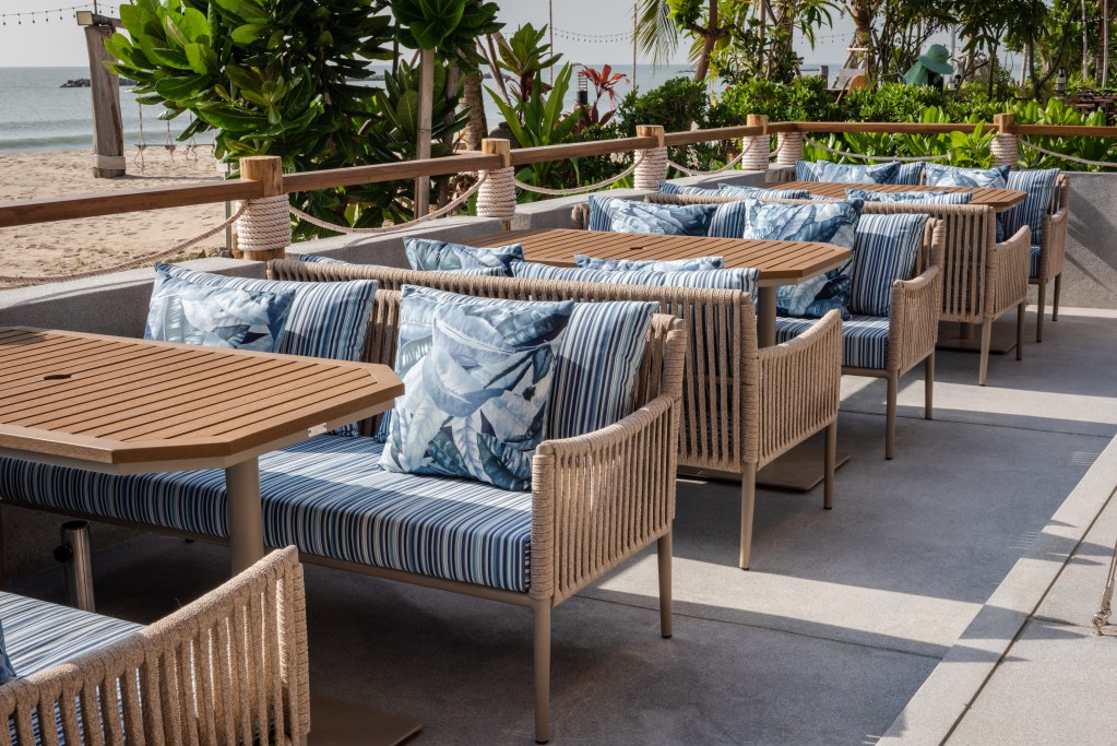 SAND BEACH CLUB ดีไซน์ร้านอาหารให้เป็นกรอบรูปที่โฟกัสวิวทะเลได้ทุกมุม ...
