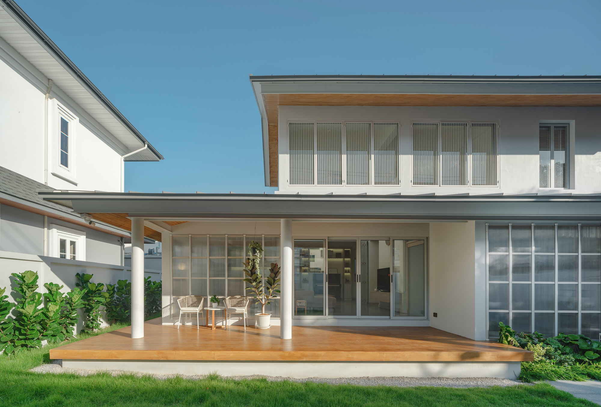 W House ทดลองเชิงพื้นที่ และแบ่งสัดส่วนของบ้านด้วยองค์ประกอบทางสถาปัตยกรรม