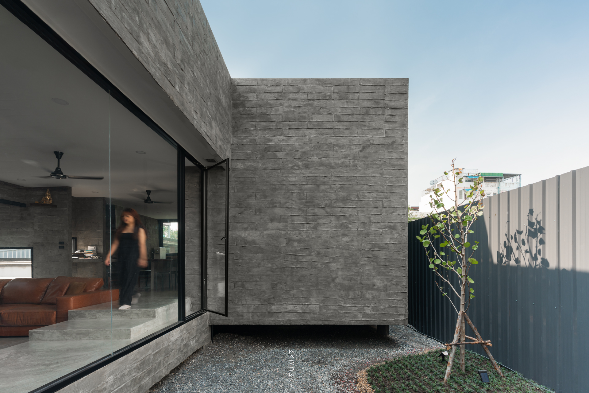 J107 Project บ้านทรงกล่องสไตล์ดิบ ที่เป็นมิตรกับผู้พักอาศัยด้วยแนวคิดของการเปิดรับ ...