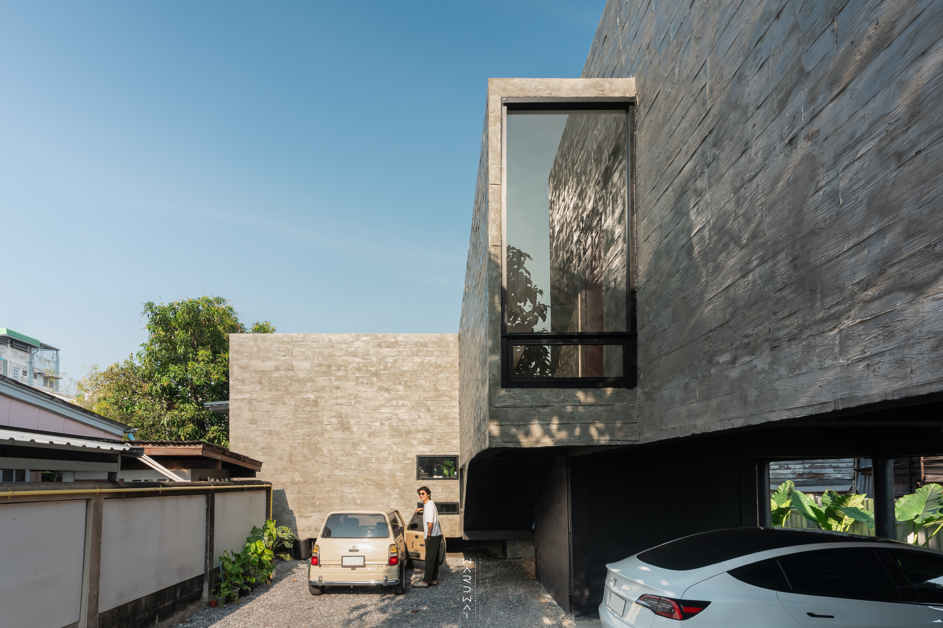 J107 Project บ้านทรงกล่องสไตล์ดิบ ที่เป็นมิตรกับผู้พักอาศัยด้วยแนวคิดของการเปิดรับ ...
