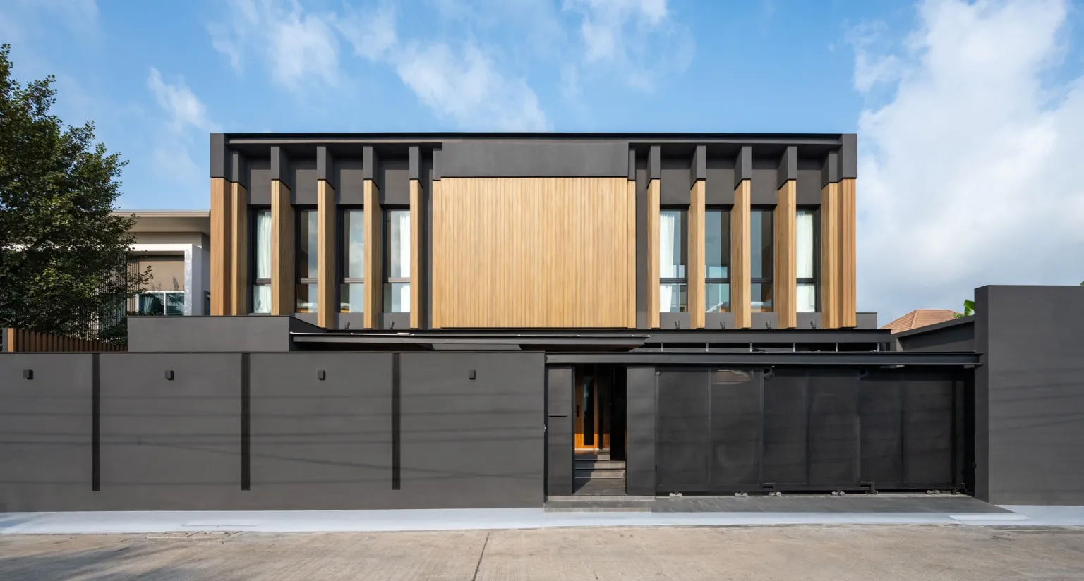 Saiimaii House บ้านซ่อนจั่วแอบใต้ถุน ผูกสเปซสานสัมพันธ์