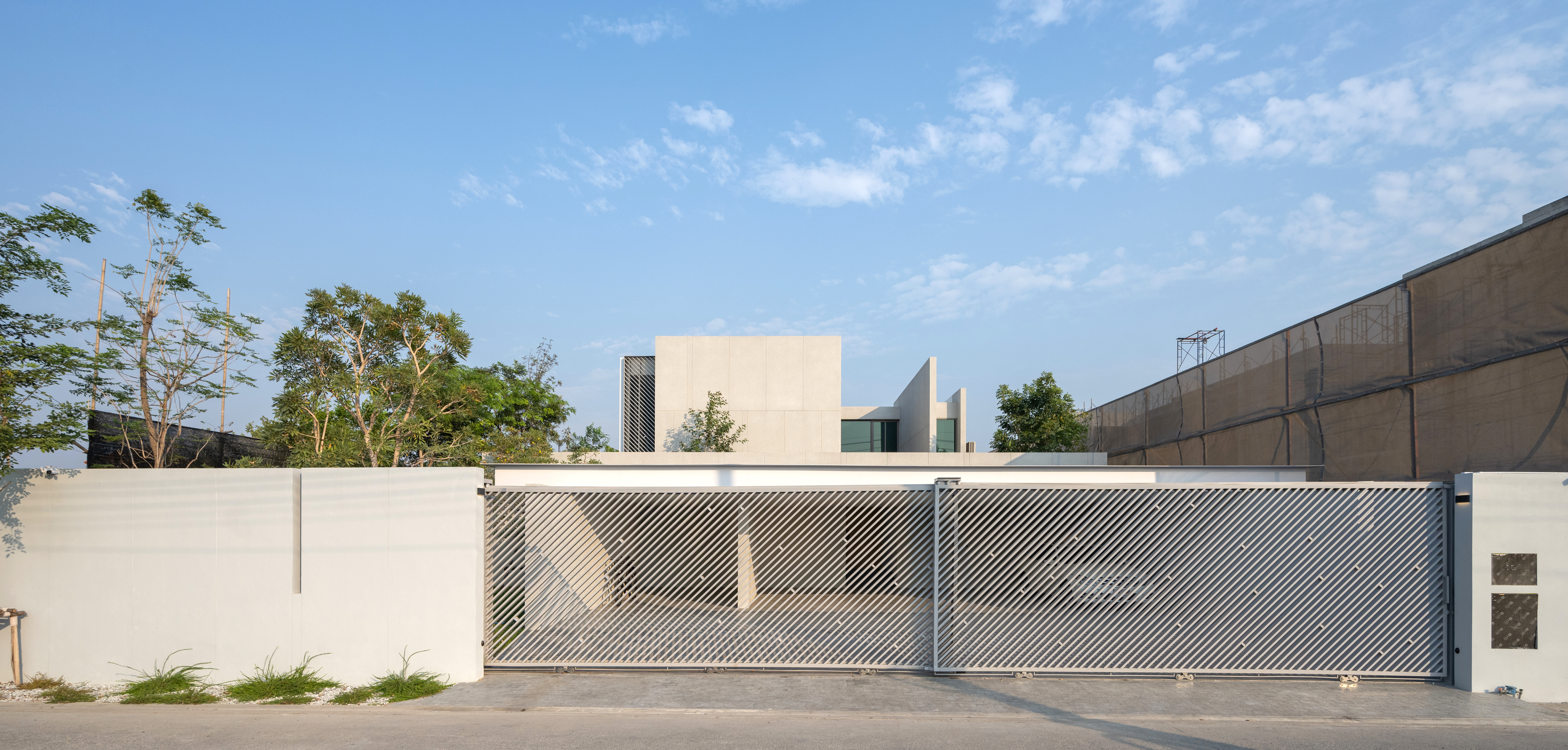 NF HOUSE บ้านที่เชาวอินโทรเวิร์ทอยู่ร่วมกันแล้วถูกใจ แต่สเปซภายในไม่ถูกตัดขาดจากบริบทภายนอก