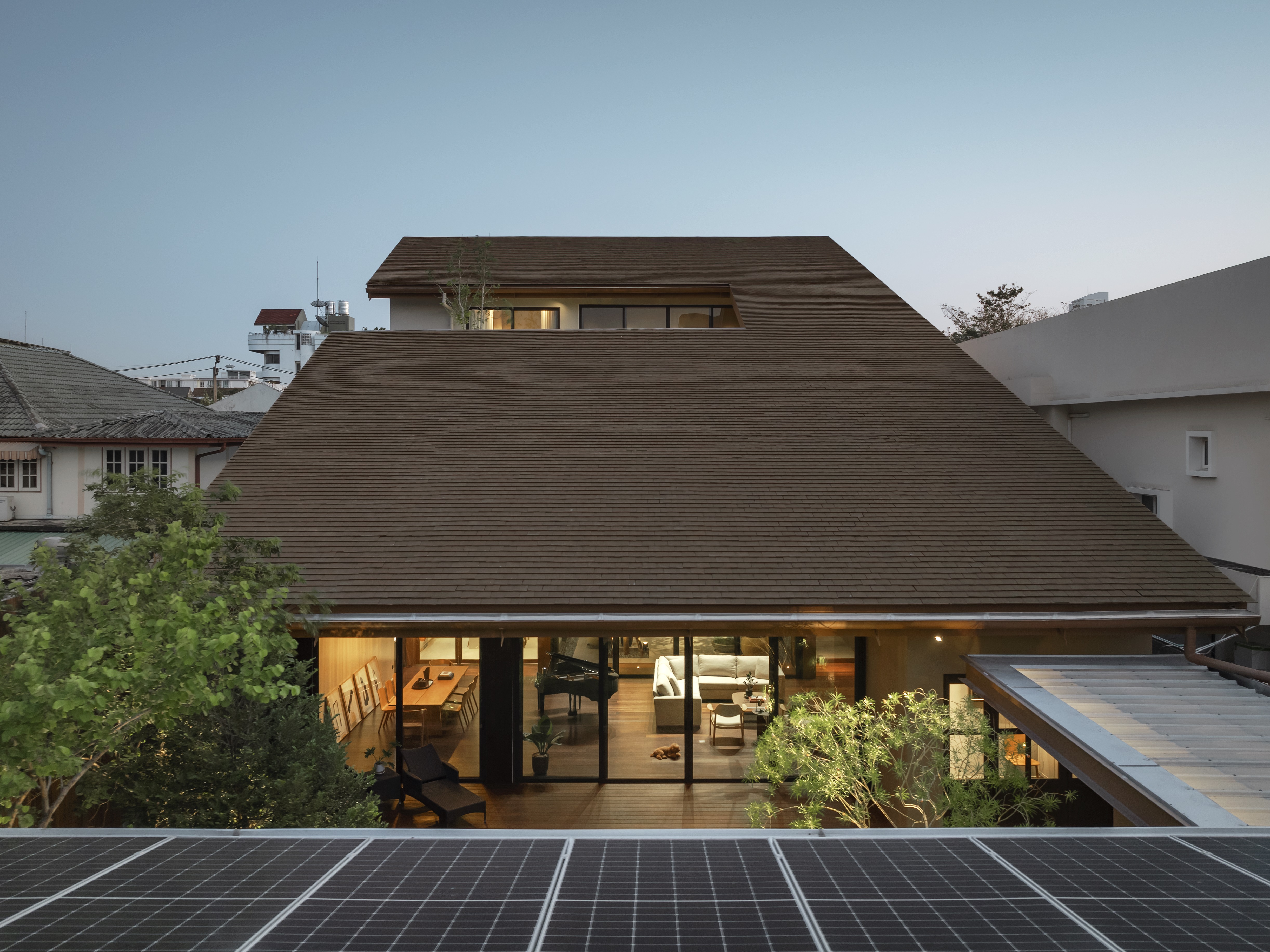 Roof House บ้านที่สะท้อนความถ่อมตัวผ่านหลังคาและมีพื้นที่ใช้สอยที่อบอุ่น