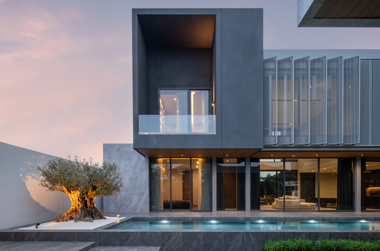 VN House บ้านไร้ประกาย ที่สื่อผ่านวัสดุแบบด้านทั่วทั้งหลัง เพื่อลดแสงสะท้อน พร้อมสร้างบรรยากาศสงบนิ่ง