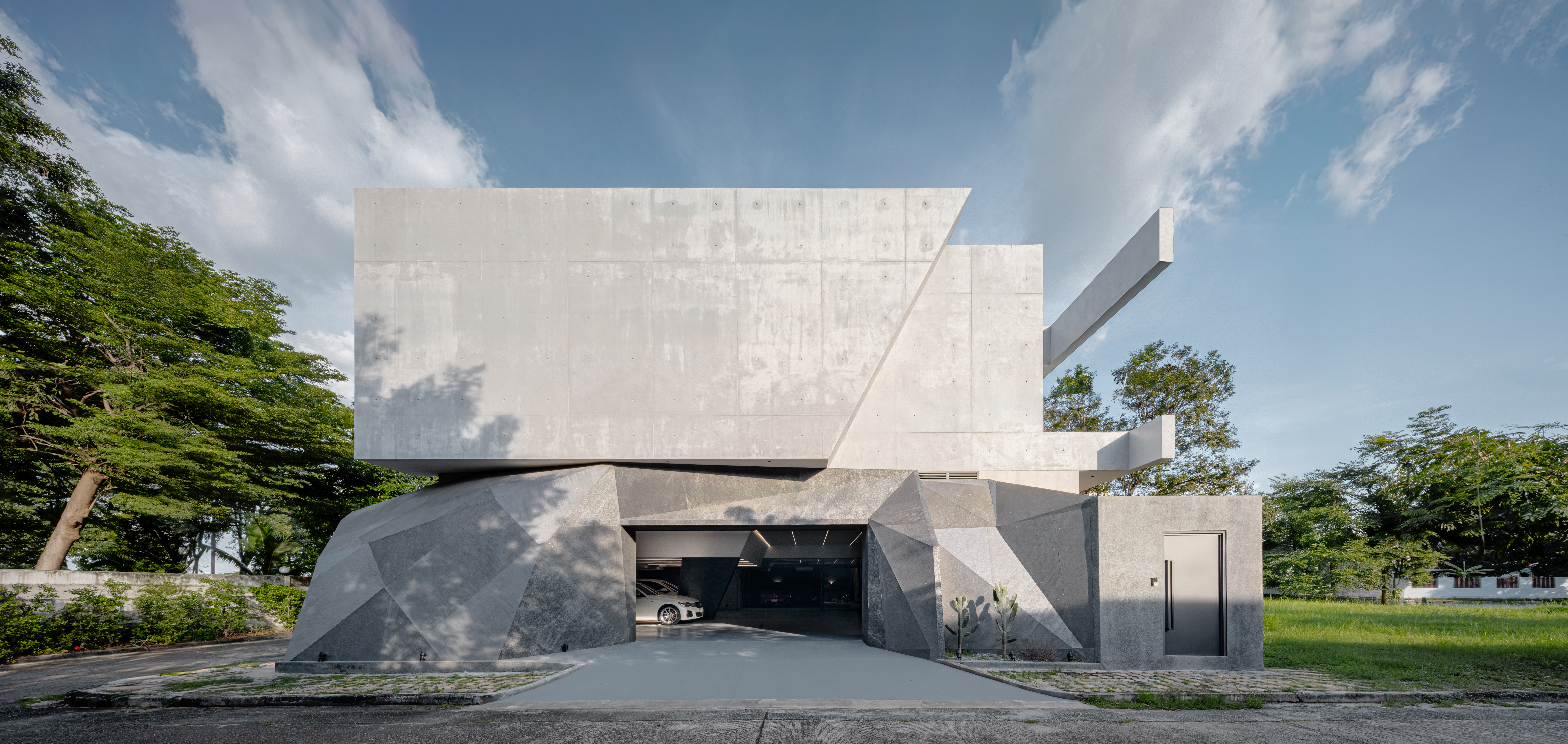 Cavern House บ้านที่สร้างพื้นที่ปลอดภัยของครอบครัว ผ่านการโอบล้อมของสเปซแบบถ้ำ